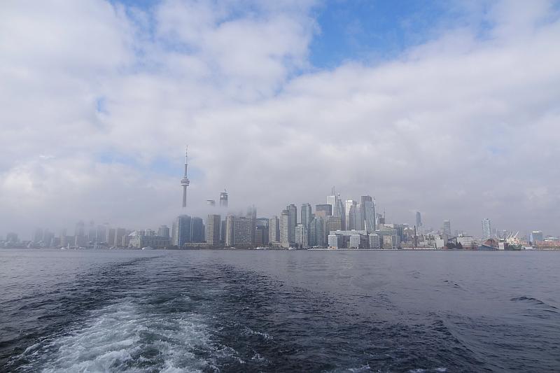 Blick von der Fähre auf die Skyline von Toronto