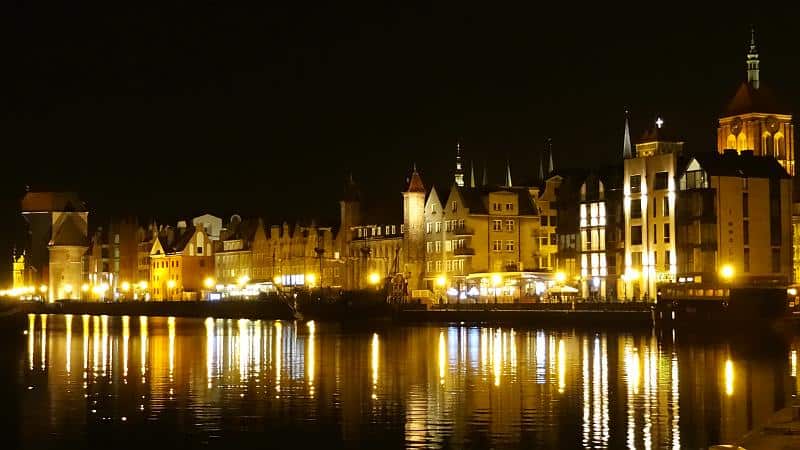 Uferpromenade bei Nacht