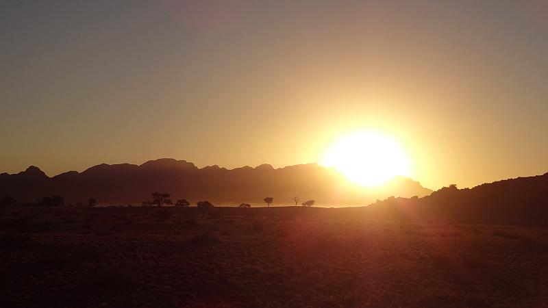 Sonnenaufgang über der Namib-Wüste