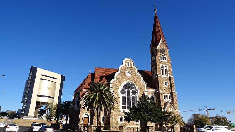 Die Christuskirche in Windhoek, dahinter das besonders hübsche Unabhängigkeitsmuseum.