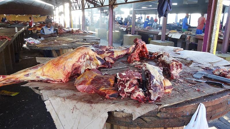 Fleischverarbeitung am Oshetu-Markt