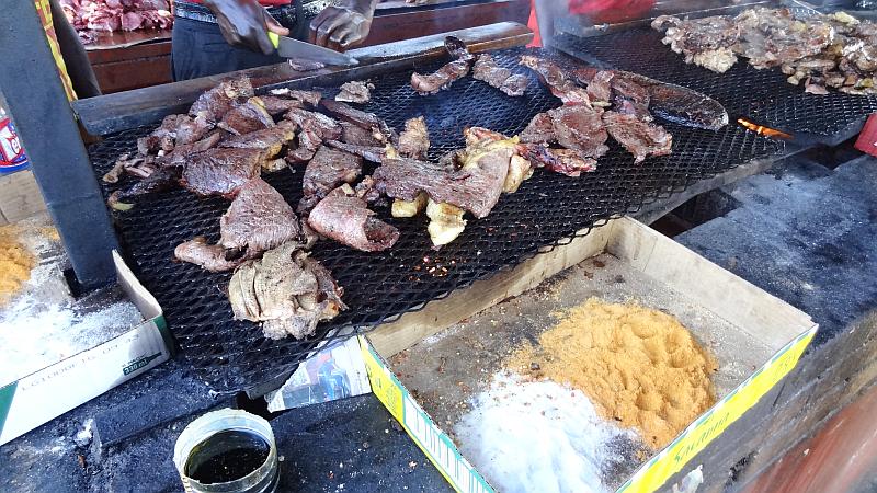 Grillfleisch am Oshetu-Markt