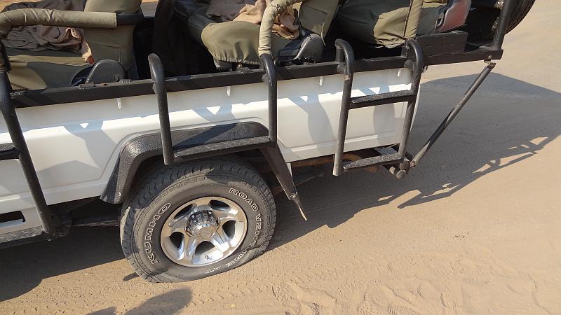 Reifenpanne im Chobe-Nationalpark