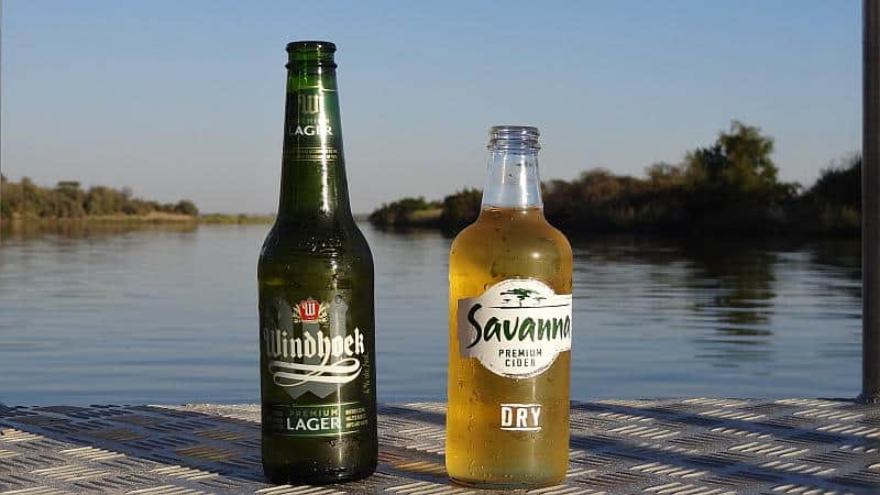 Sundowner am Okavango