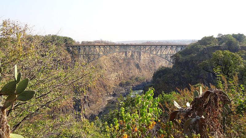 Blick auf die Victoria Falls Bridge von den Victoria-Fällen