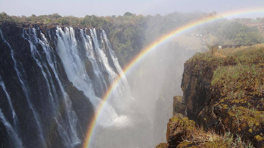 Regenbogen an den Victoria-Fällen - Zu Fuß von Simbabwe nach Sambia