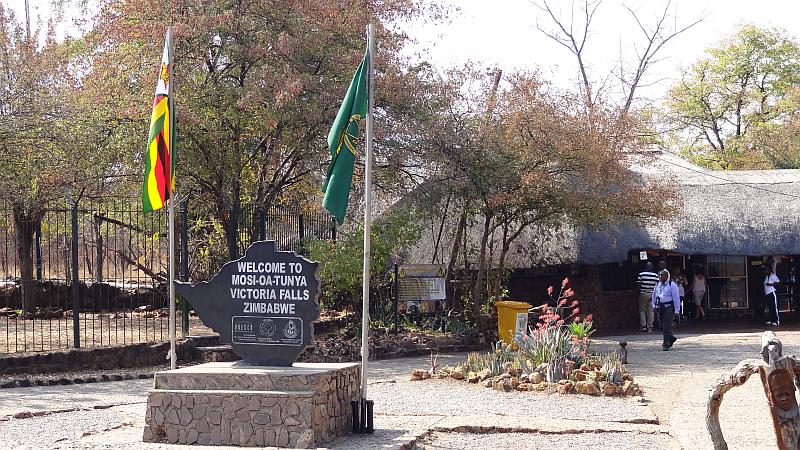 Eingang zum Victoria-Falls-Nationalpark in Simbabwe