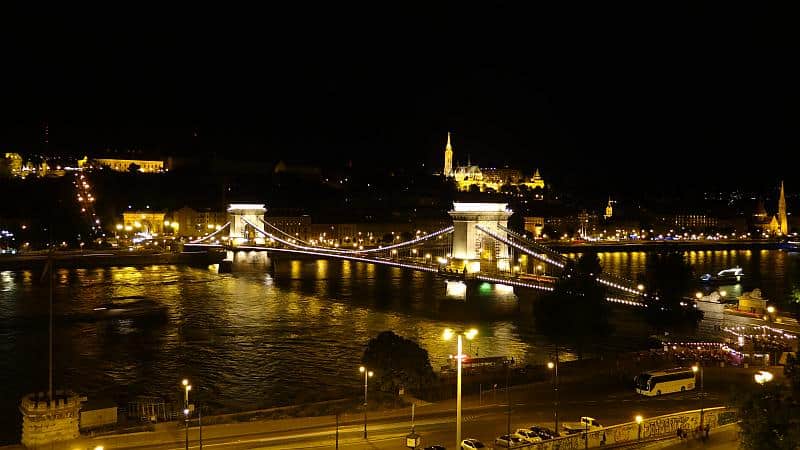 Blick auf Budapest bei Nacht