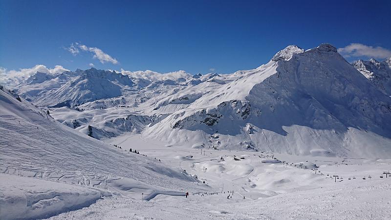Schwarze Piste mit Aussicht in Warth - Ski Arlberg