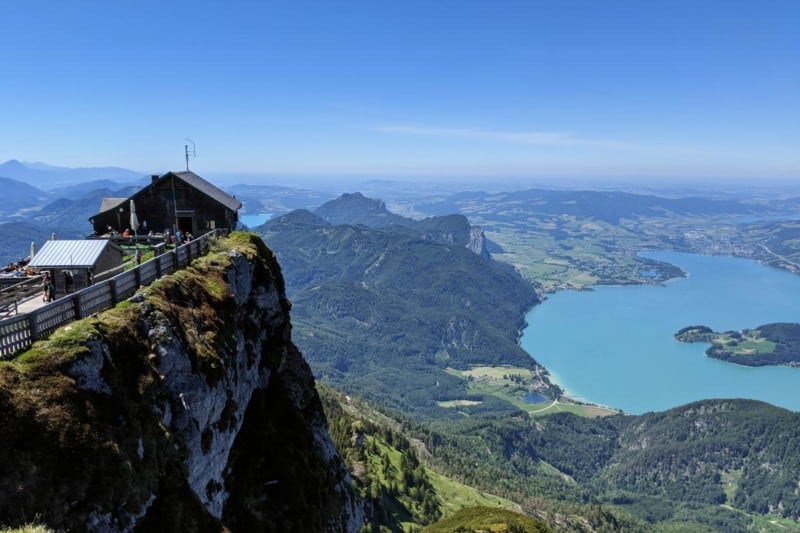 Schutzhaus Himmelspforte mit Mondsee im Hintergrund