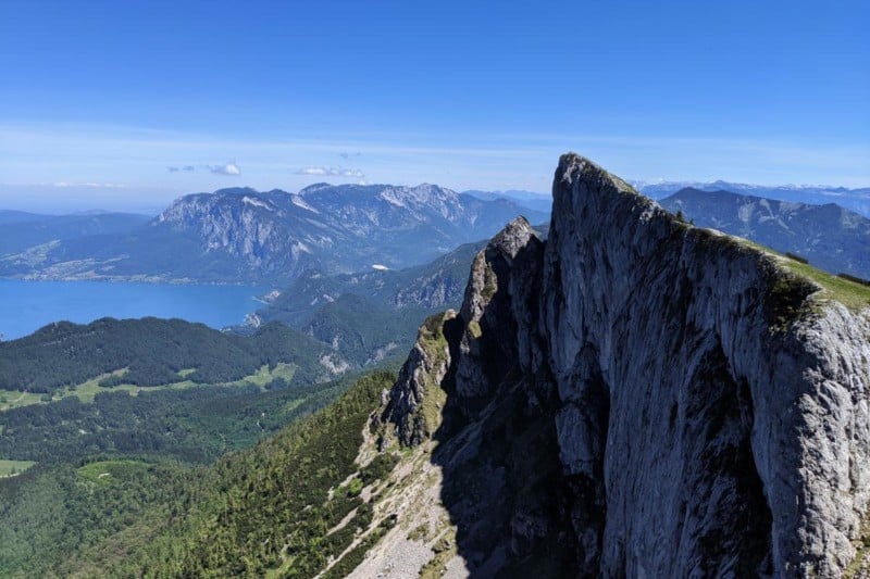 Die Spinnerin mit dem Attersee im Hintergrund