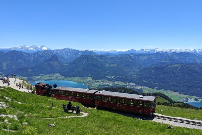 Ein Zug der Schafbergbahn über dem Wolfgangsee