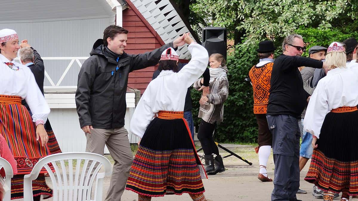 Volkstanz auf Saaremaa - Roadtrip durchs Baltikum