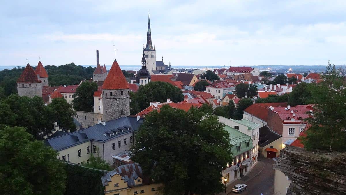 Abendliches Panorama in Tallinn - Roadtrip durchs Baltikum