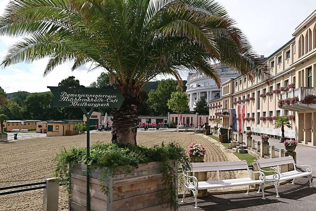 Sandstrand mit Palme und Retroschild im Thermalstrandbad Baden