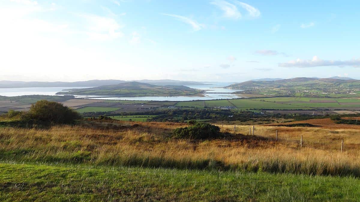 Blick auf Inch Island und Inishowen vom Grianan von Aileach