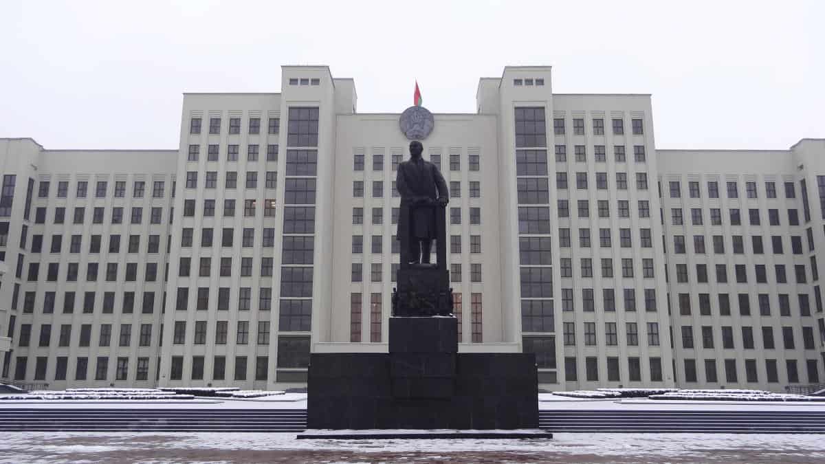 Parlamentsgebäude mit Lenin-Statue in Minsk