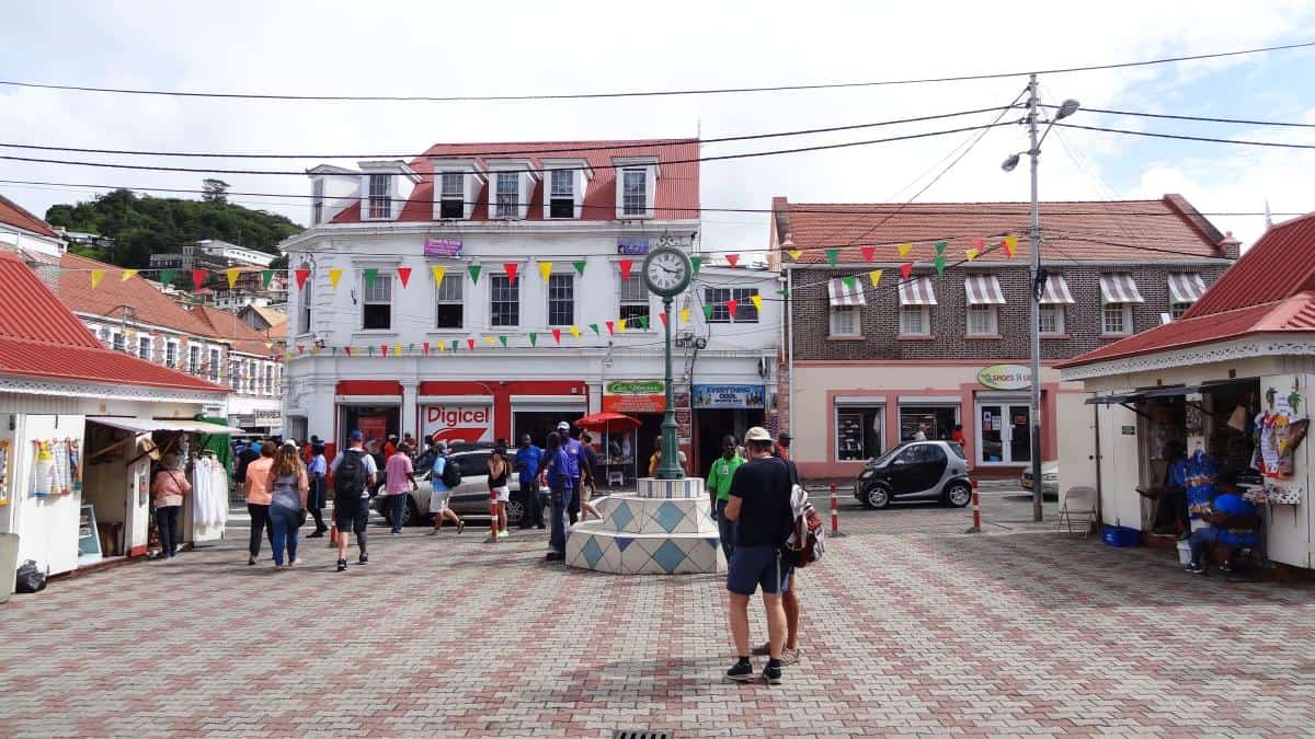 Platz mit Uhr an der Melville Street, St. George's, Grenada