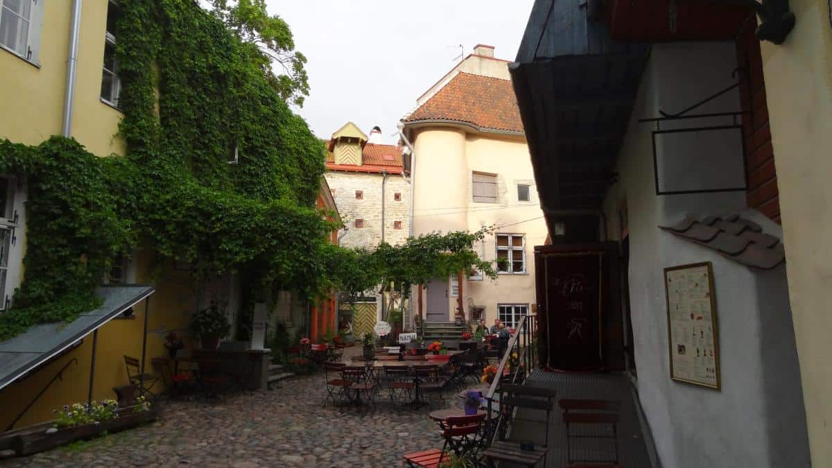 Innenhof an der Stadtmauer in Tallinn