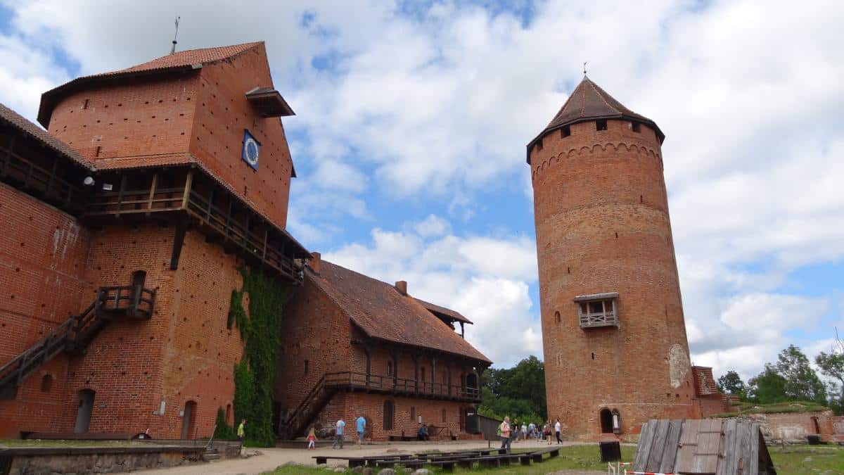 Burghof der Burg Turaida im Gauja-Nationalpark