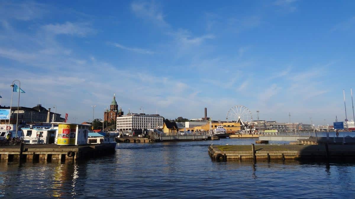 Uferpromenade mit Blick auf die Uspenski-Kathedrale