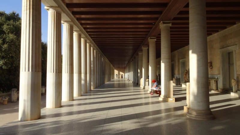 Restaurierte Säulenhalle in der alten Agora