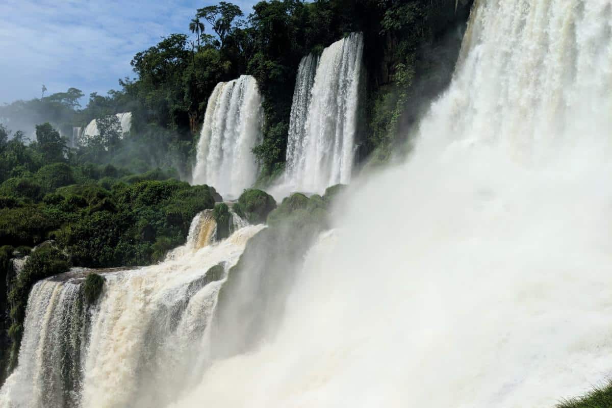 Die Iguazu-Wasserfälle zwischen Brasilien und Argentinien gehören zu den eindrucksvollsten Naturwundern der Welt. Unsere Tipps für deinen Besuch.