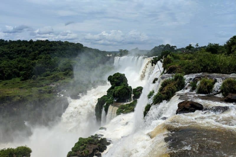 Blick über die Abbruchkante des Salto Mbiga