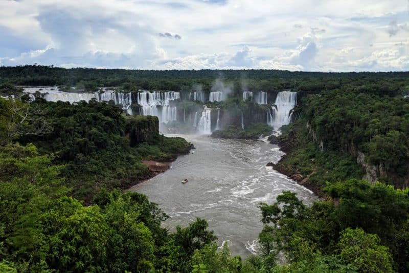 Erster Blick auf die Iguazu-Wasserfälle in Brasilien