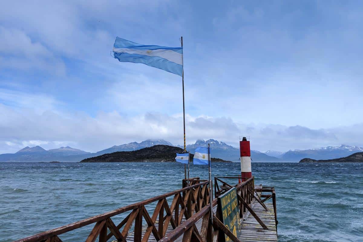 Steg im Tierra-del-Fuego-Nationalpark mit Blick auf die chilenischen Inseln