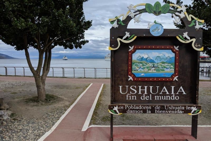 Schild mit der Aufschrift "Ushuaia - Das Ende der Welt"