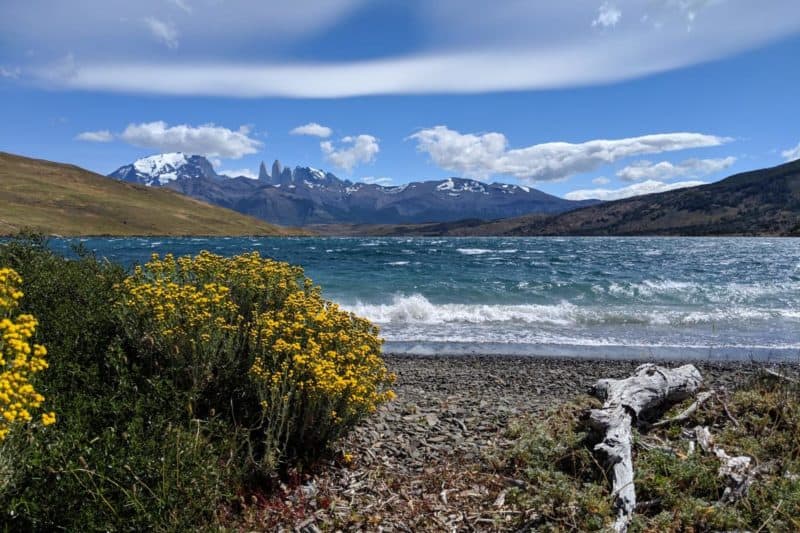 Die drei berühmten Granittürme von Torres del Paine über der Blauen Lagune