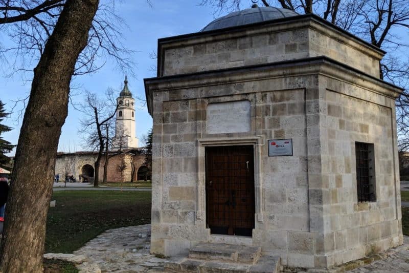 Türkisches Mausoleum und habsburgischer Uhrturm