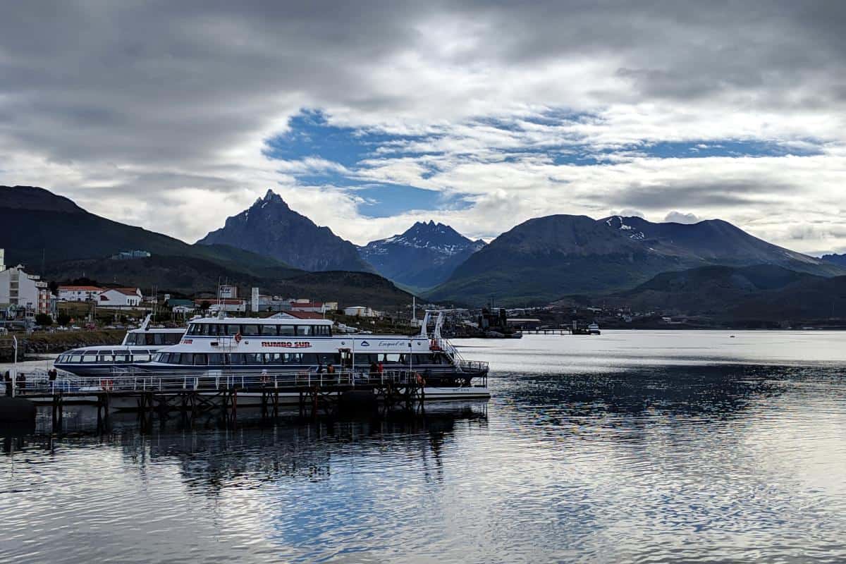 Hafen von Ushuaia mit Bergen im Hintergrund