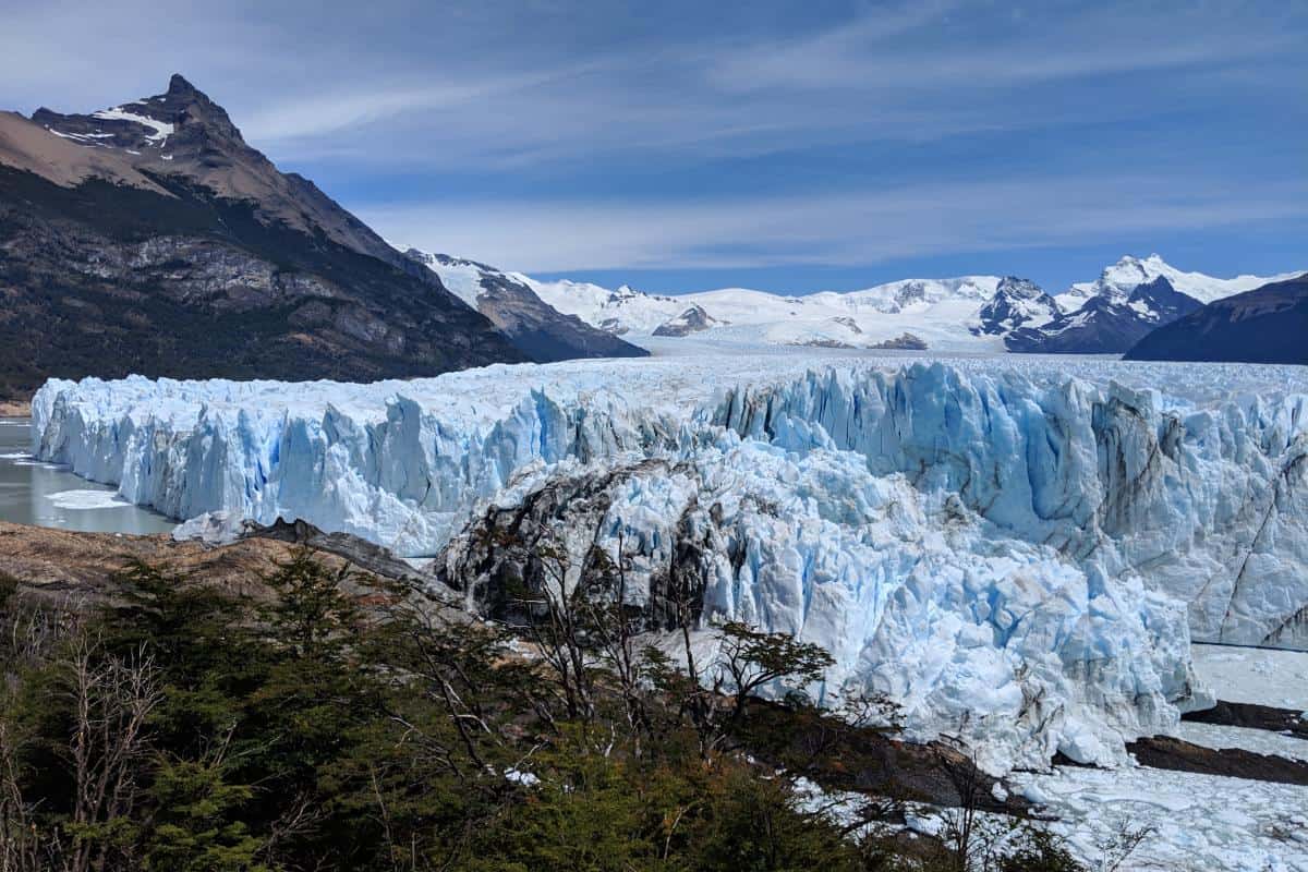 Die Eisbrücke des Perito-Moreno-Gletschers von der Seite gesehen