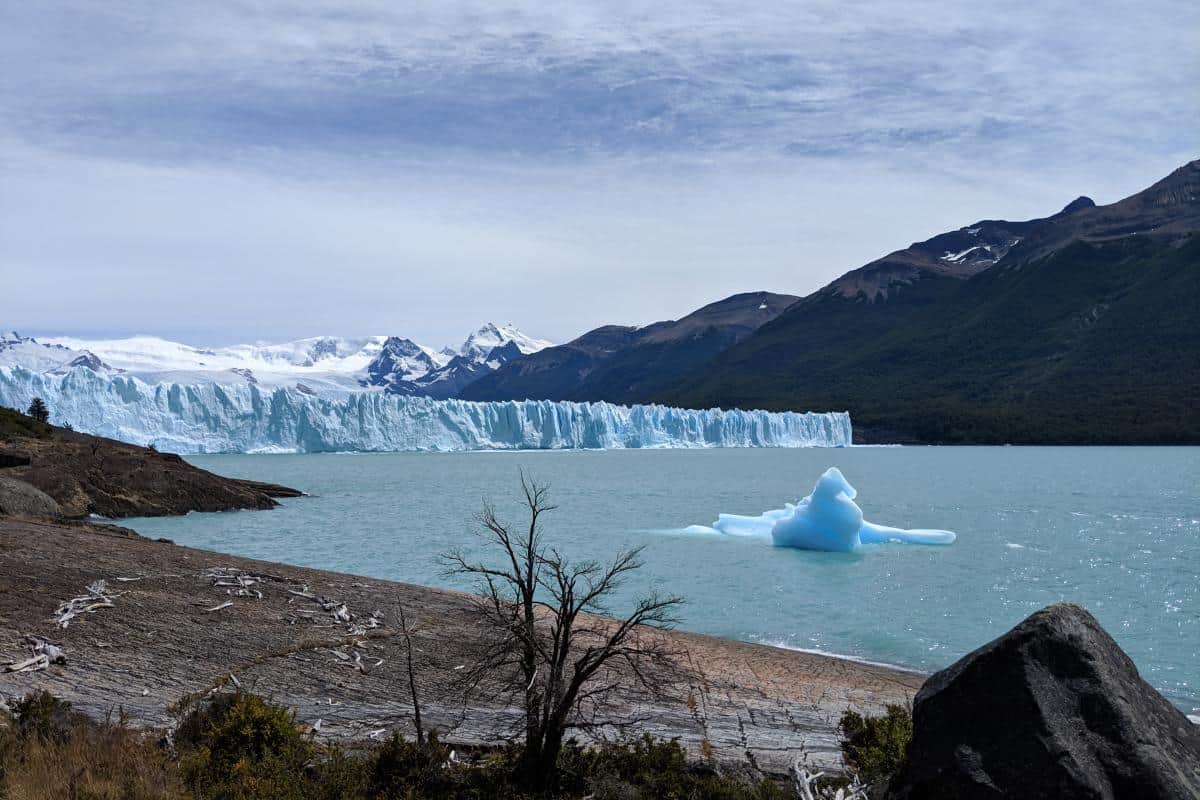 Eisberg am Seeufer vor der Abbruchkante des Perito-Moreno-Gletschers