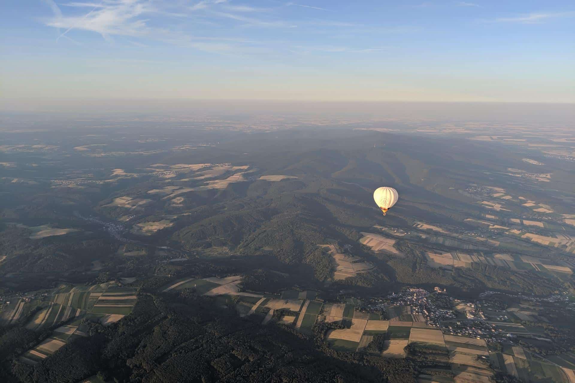 "Slow down and relax" - Mit diesem Slogan lockt Bad Tatzmannsdorf im Südburgenland. Wir testen die Möglichkeiten zu Land, zu Wasser und sogar aus der Luft!