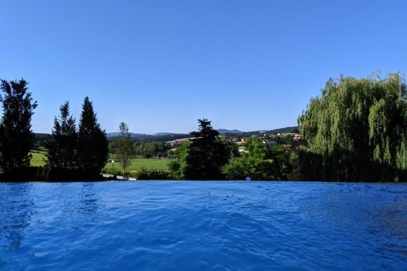 Infinity-Pool mit Blick auf Bad Tatzmannsdorf