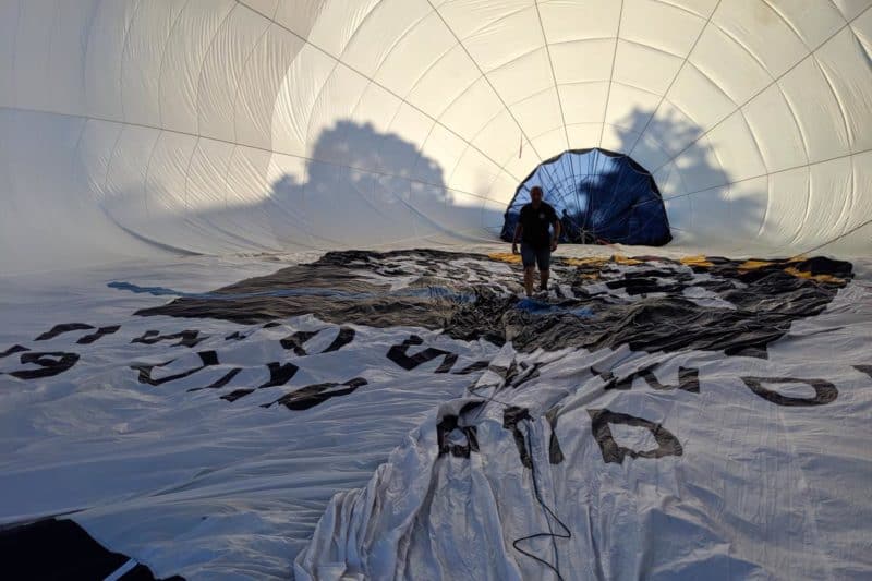 Ballonpilot in der Hülle während den Vorbereitungen.