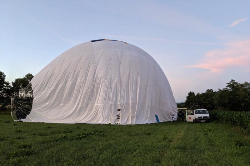 Ballon liegt am Boden und wird langsam geleert