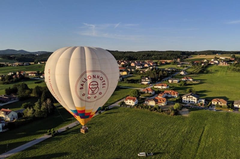 Abhebender Ballon mit Bad Tatzmannsdorf im Hintergrund