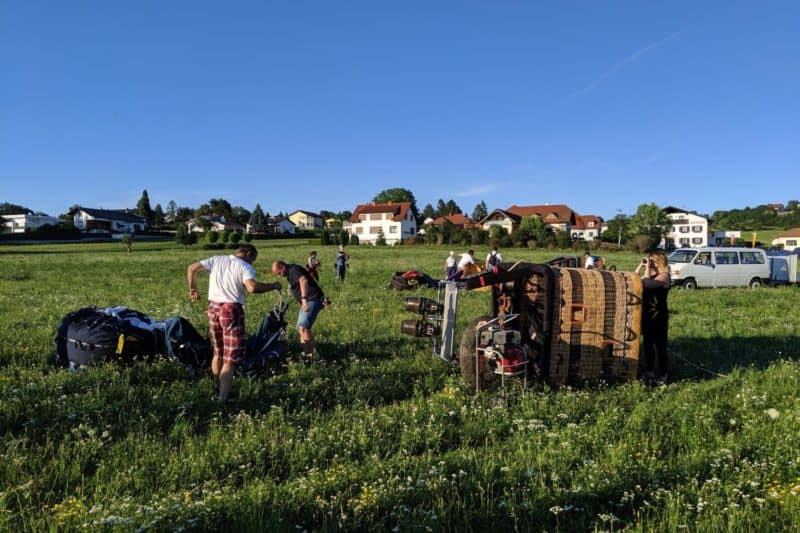 Vorbereitungen für den Ballonstart - liegender Korb und verpackter Ballon