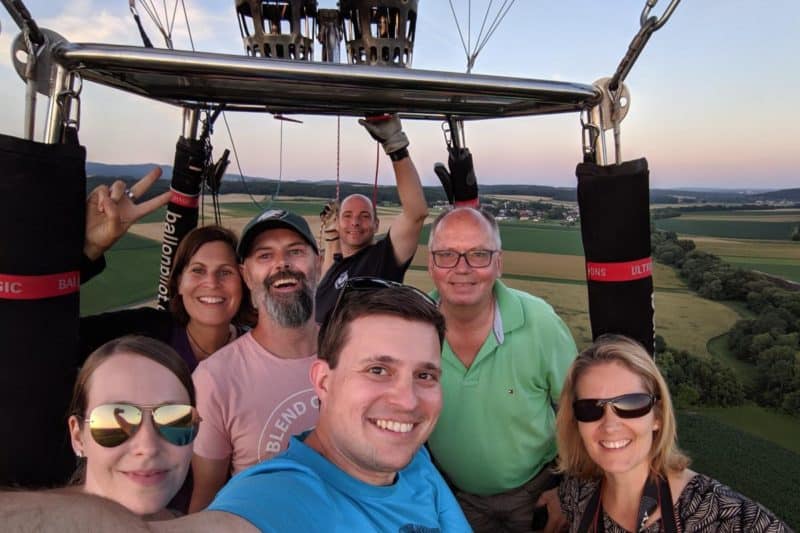 Bloggergruppe im Heißluftballon