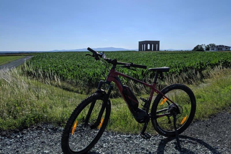 Landschaft rund um Bad Tatzmannsdorf mit E-Bike im Vordergrund