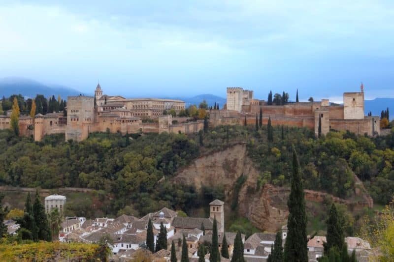 Blick auf die Alhambra in Granada, Andalusien