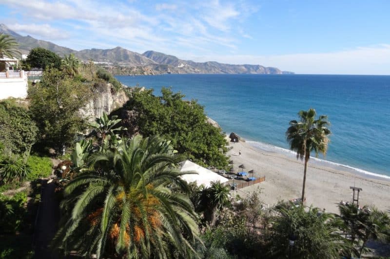 Blick vom Balcón de Europa in Nerja, Andalusien