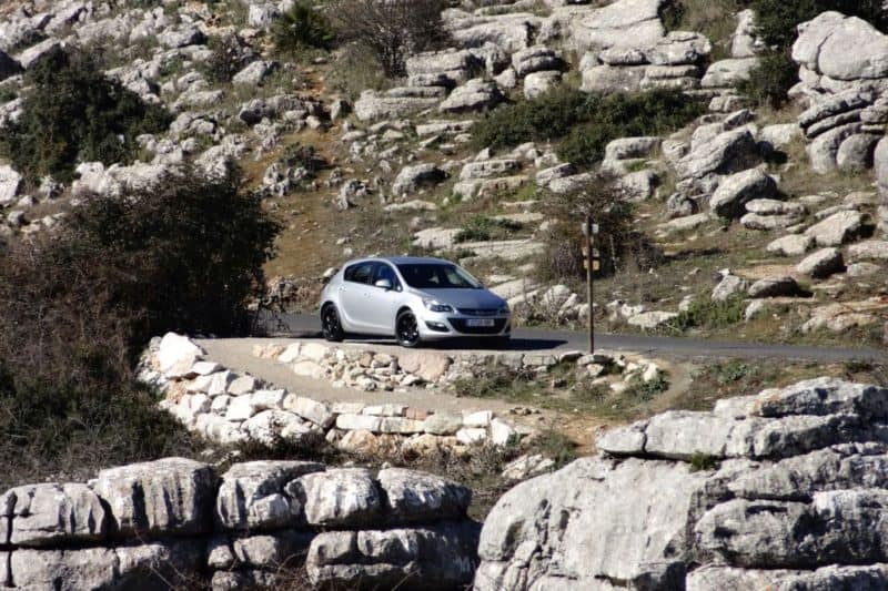 Zwischenstopp mit dem Auto im Naturpark El Torcal beim Roadtrip durch Andalusien