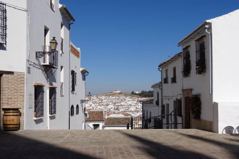 Malerischer Ausblick von der Plaza de Santa Maria in Antequera, Andalusien