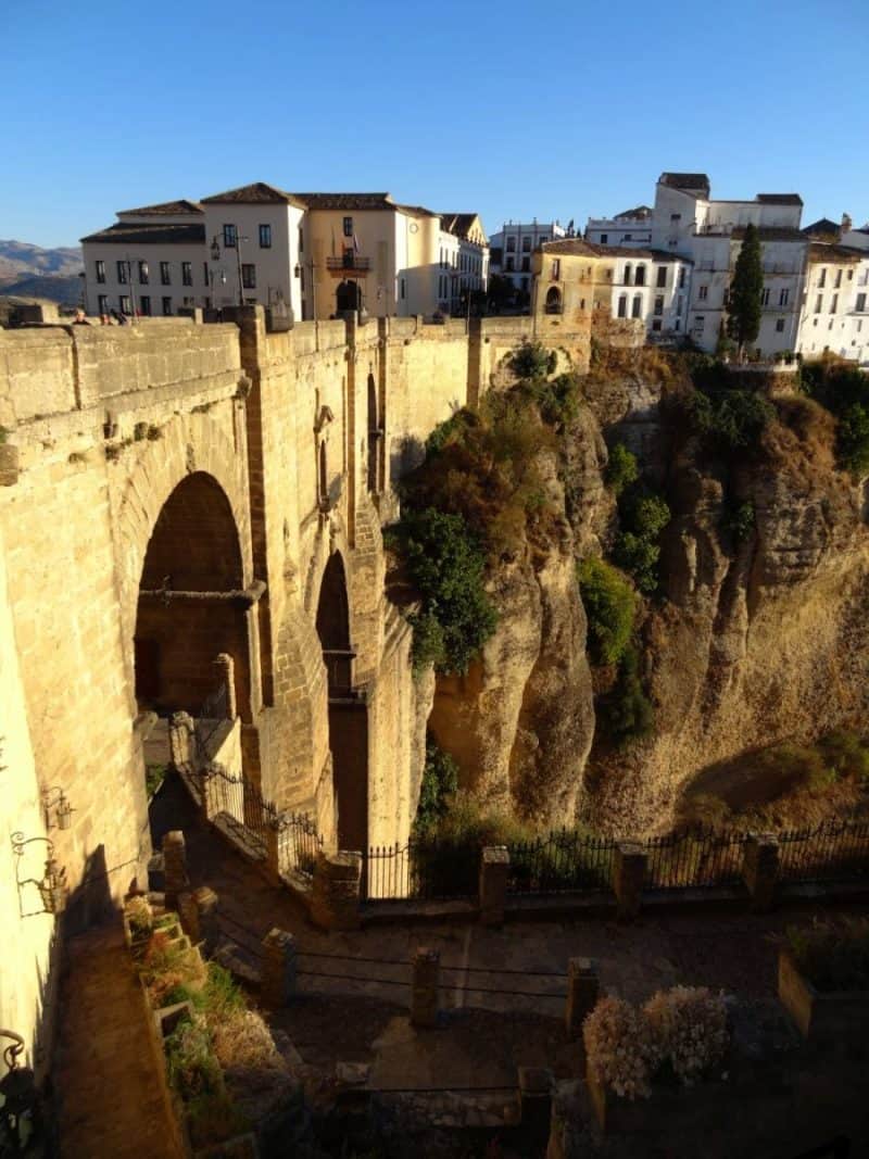 Blick auf die Puente Nuevo in Ronda, Andalusien