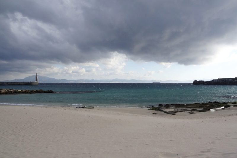 Am Strand von Tarifa mit Sicht auf Marokko